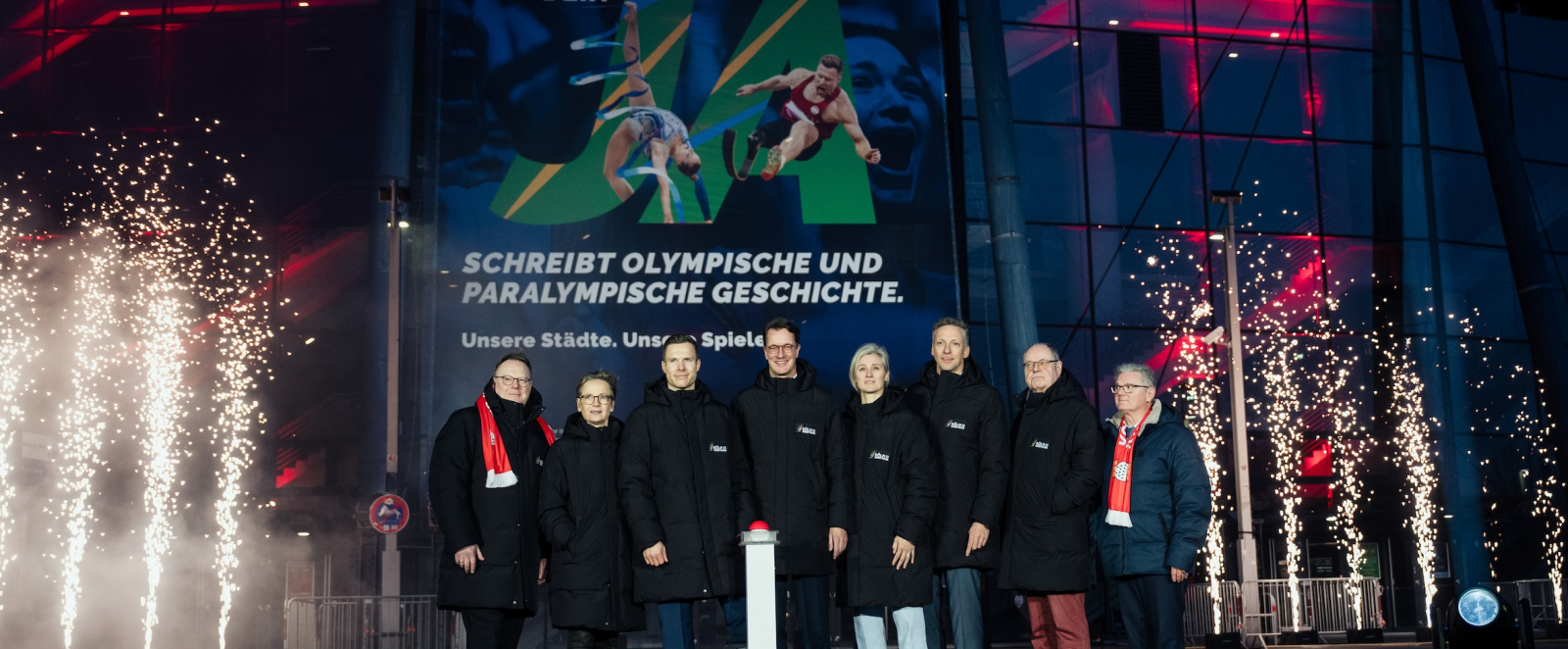 Ministerpräsident Wüst mit anderen Vertreterinnen und Vertretern vor der Lanxess arena