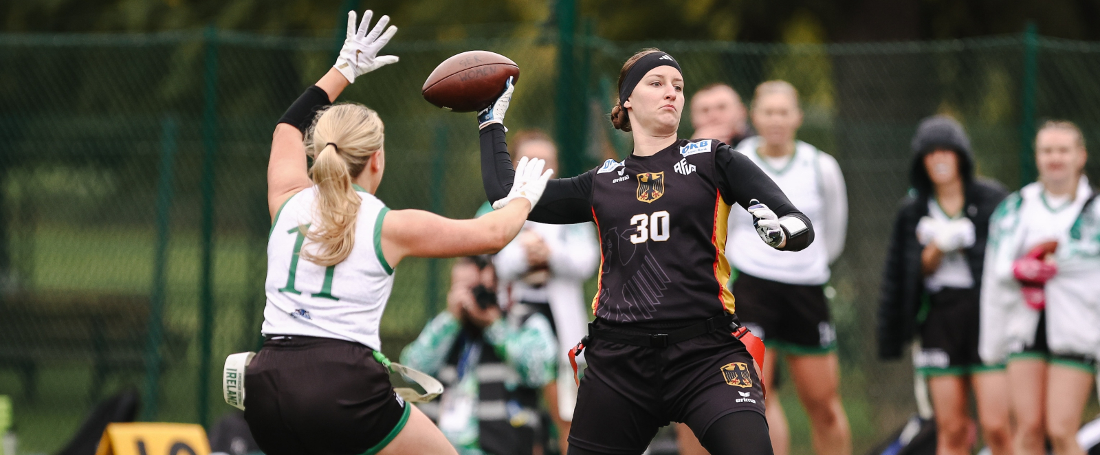 Zwei Flag-Football-Spielerinnen in Aktion