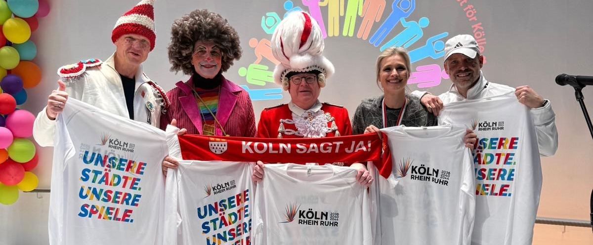 Personen mit Schildern zum "Ja" für Olympia im Karneval