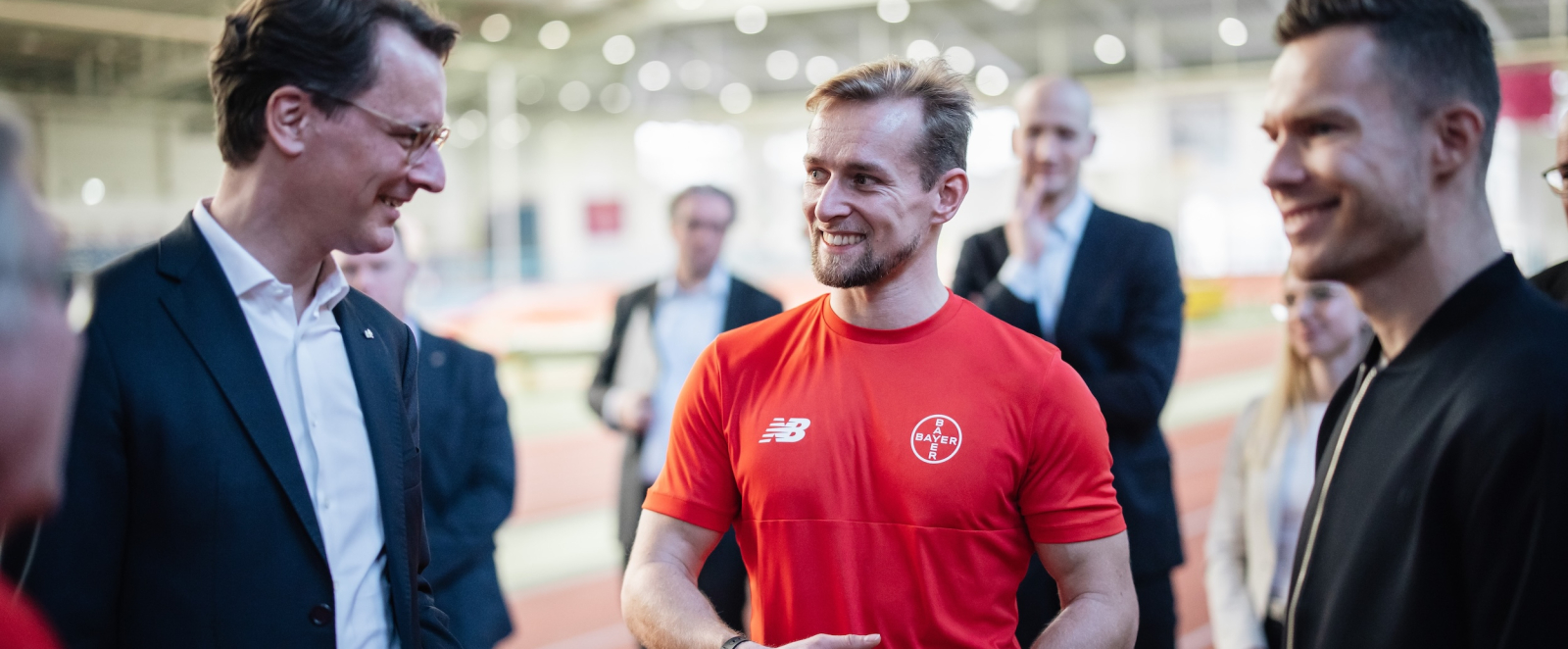 Hendrik Wüst im Gespräch mit Para Athlet Johannes Floors 