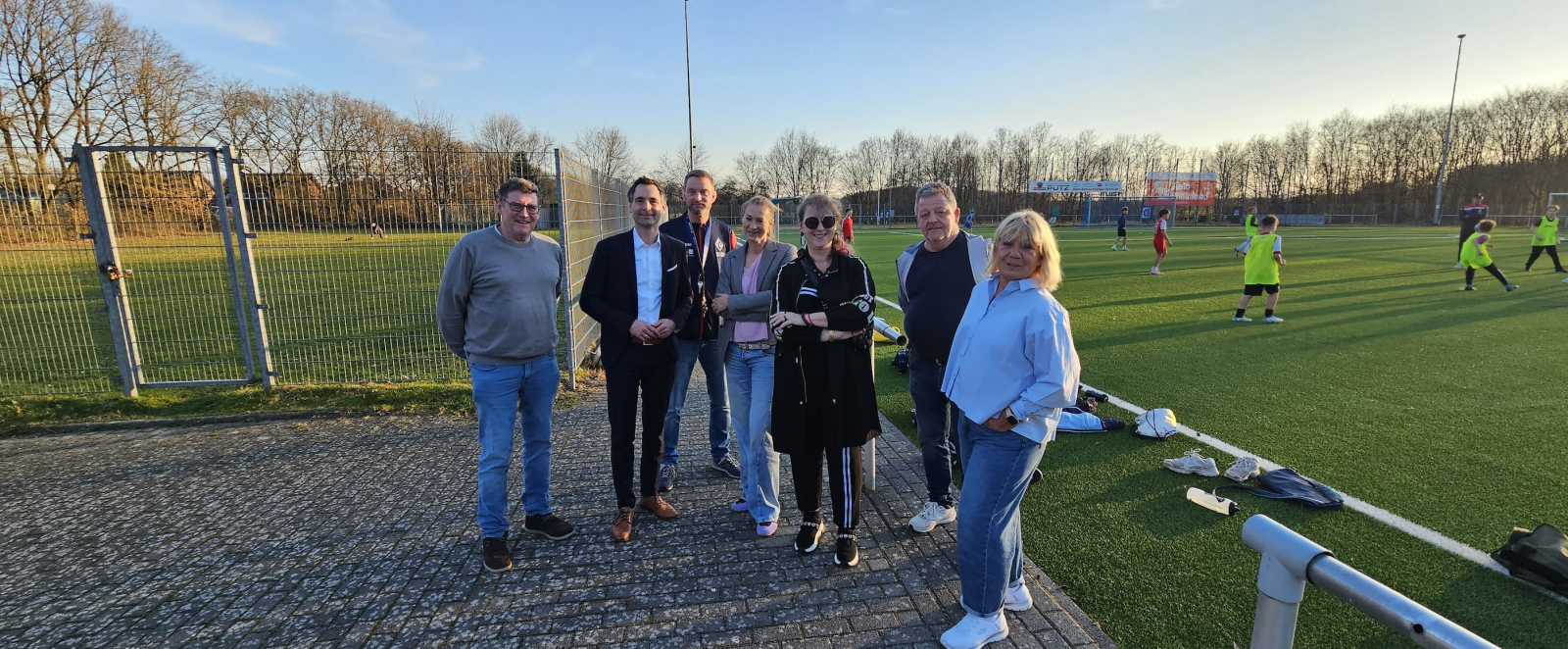 Andrea Milz mit weiteren Personen auf einem Sportplatz