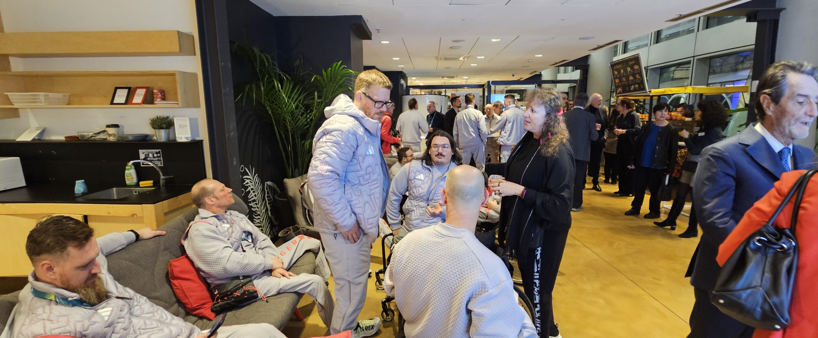 Andrea Milz mit Para Eishockeyspieler in einem Innenraum