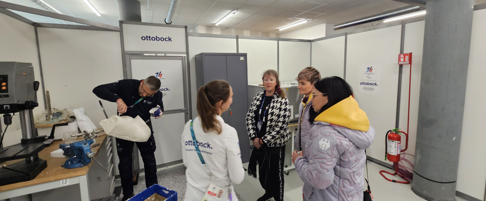 Andrea Milz in der Werkstatt von Ottobock 