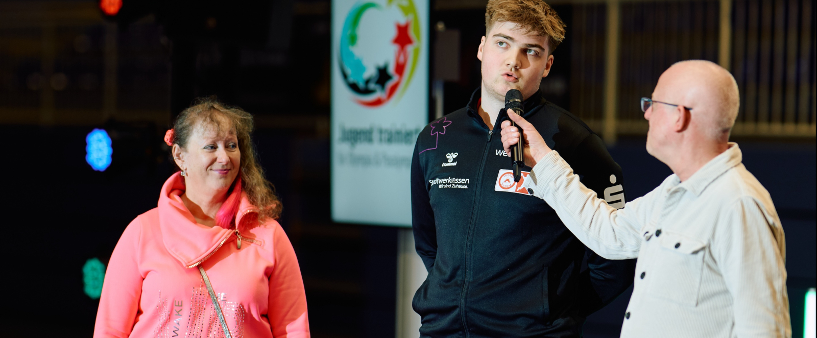 Andrea Milz im pinkfarbenen Oberteil mit zwei weiteren Personen