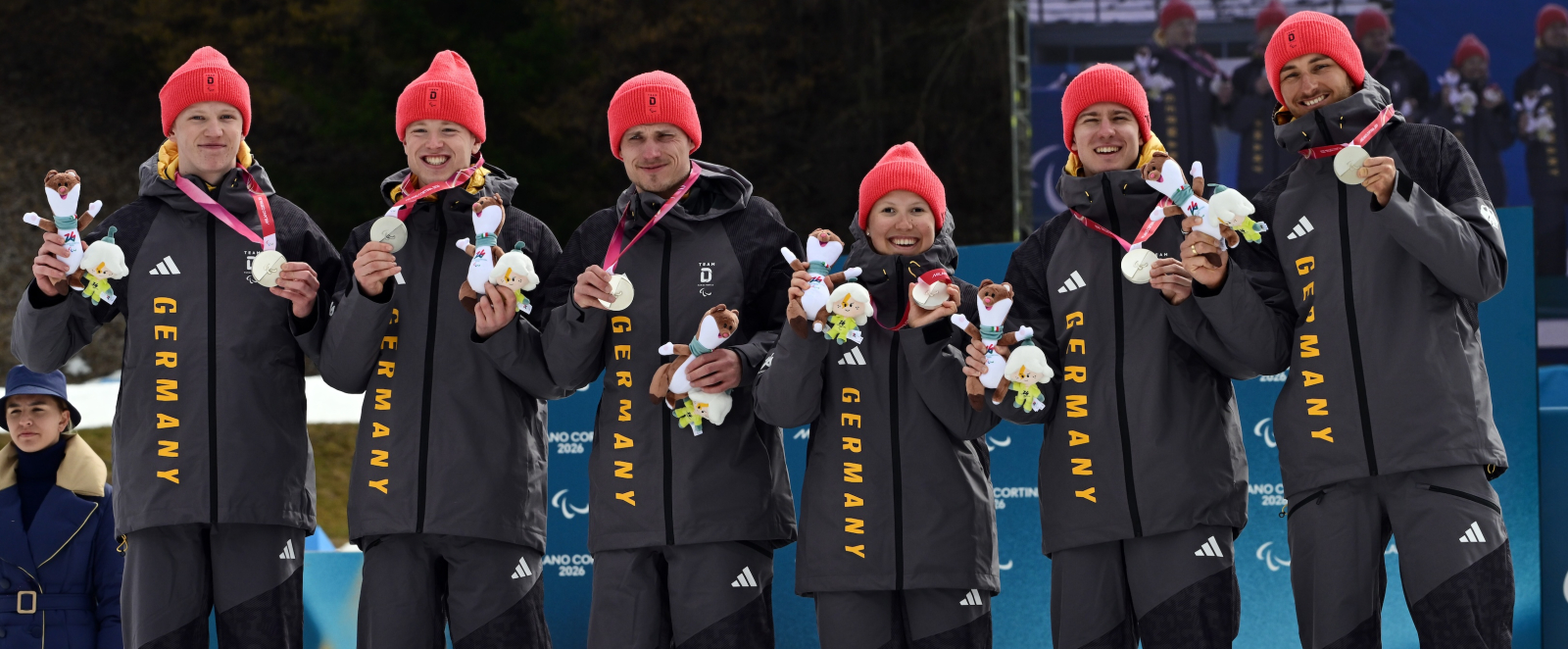 Sechs Para Langläufer auf dem Podium bei der Medaillenvergabe in Cortina d'Ampezzo