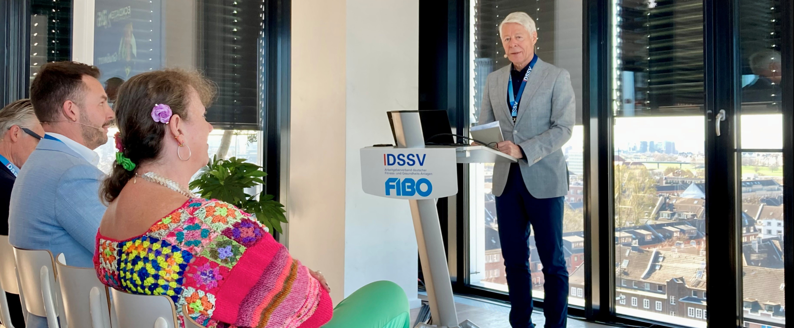 Ein Mann an einem Pult vor Personen