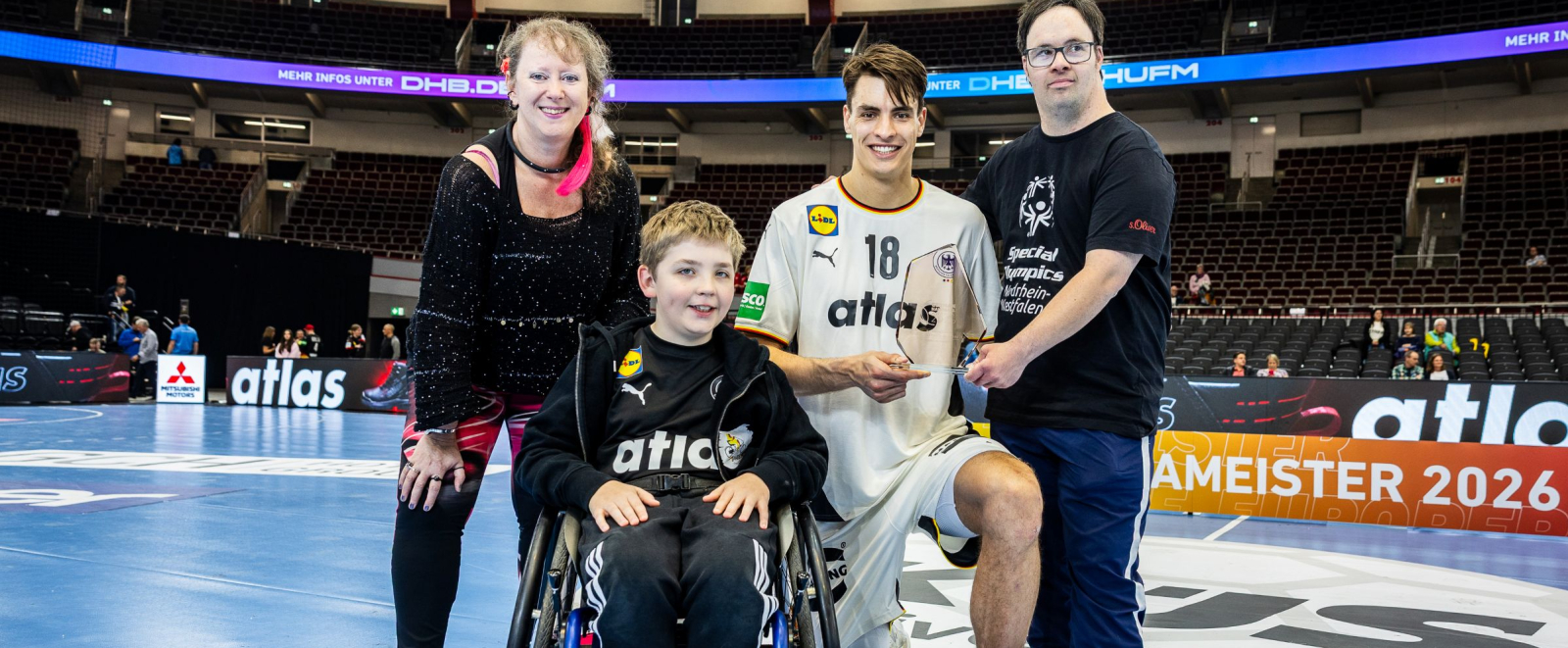 Andrea Milz, Julian Köster und zwei weitere Jugendliche beim Handball