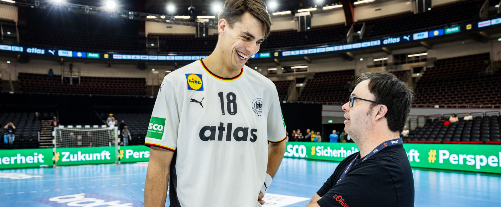 Julian Köster und ein Mann in dunklem Shirt im Gespräch