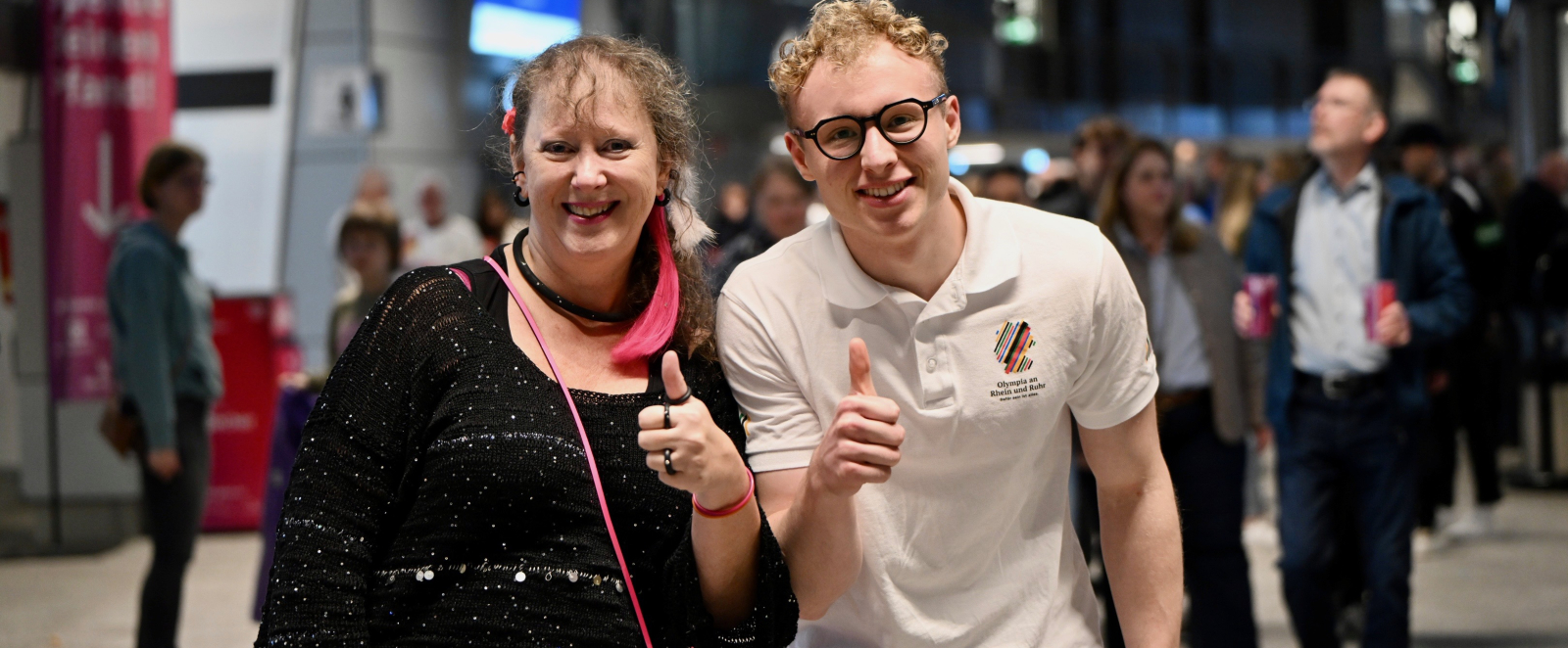 Andrea Milz und ein junger Mann in hellem Shirt heben die Daumen nach oben