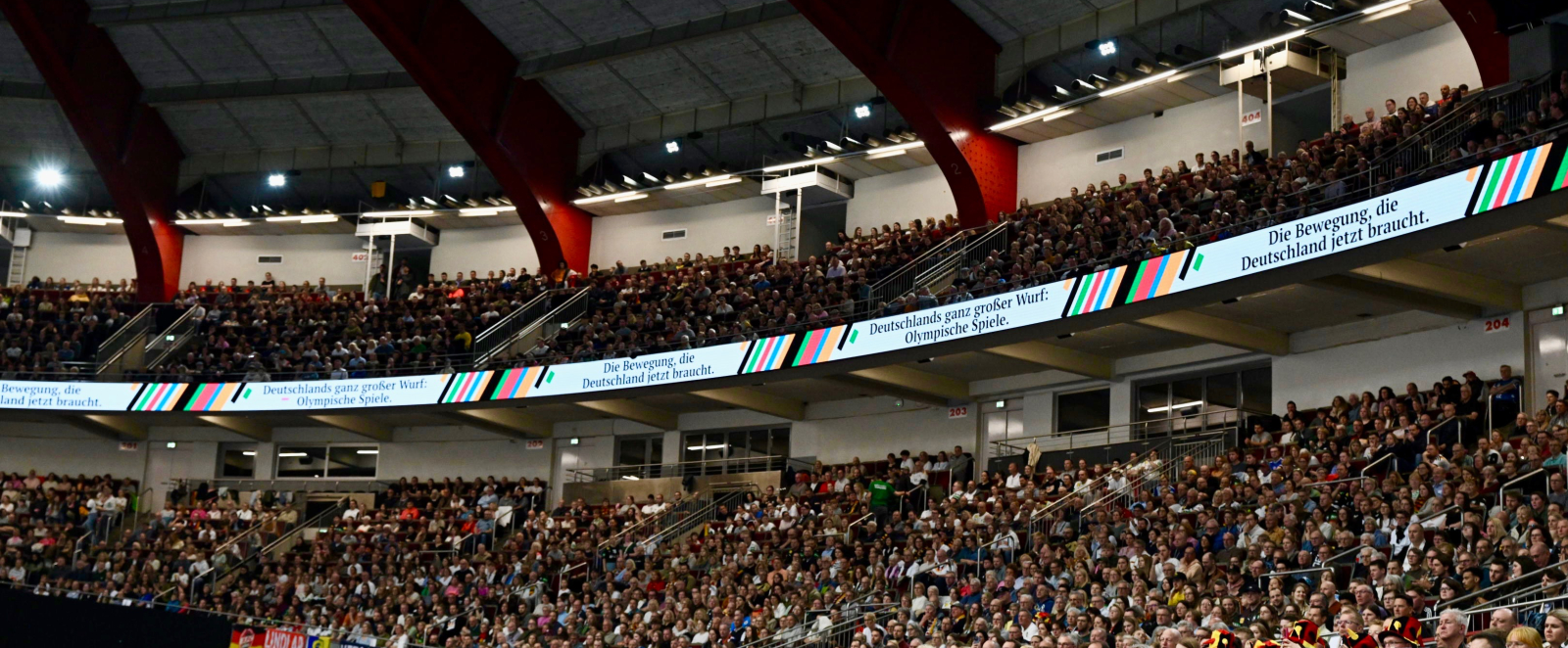 Ränge in der Halle mit dem Banner der Bewerbung KölnRheinRuhr