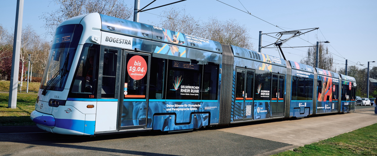 Straßenbahn im Look der KölnRheinRuhr-Bewerbung