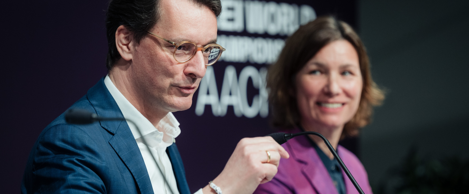 Ministerpräsident Wüst und Stefanie Peters bei einer Pressekonferenz