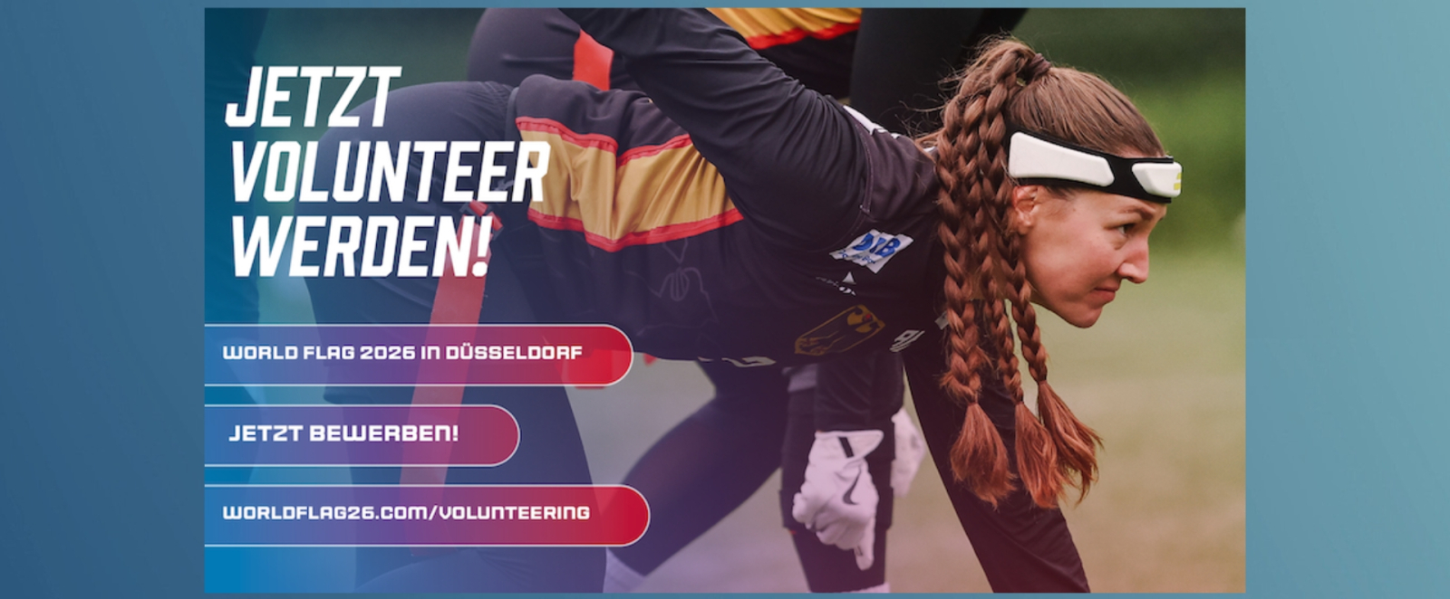 Flag-Football-Spielerin in Aktion mit dem Aufruf "Jetzt Volunteer werden" in weißer Schrift