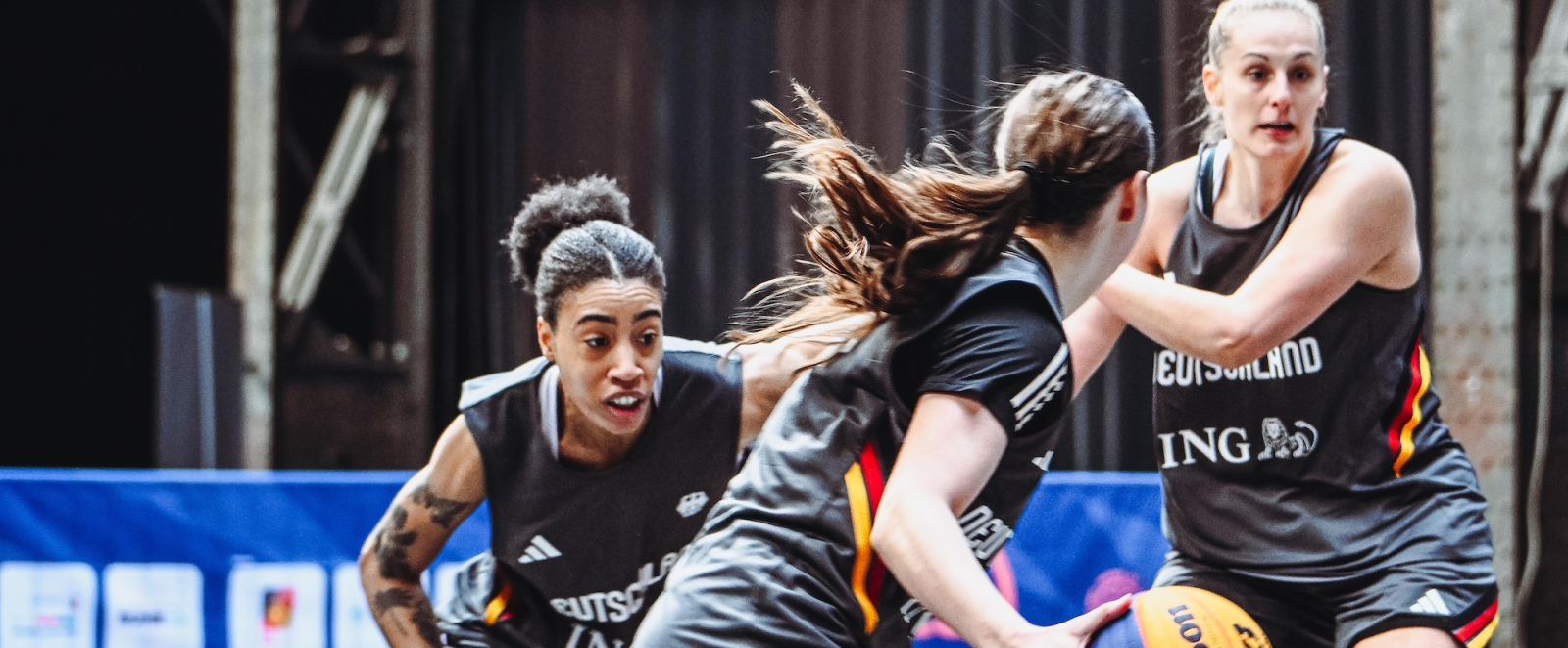 3x3-Spielerinnen in Aktion in einer Halle