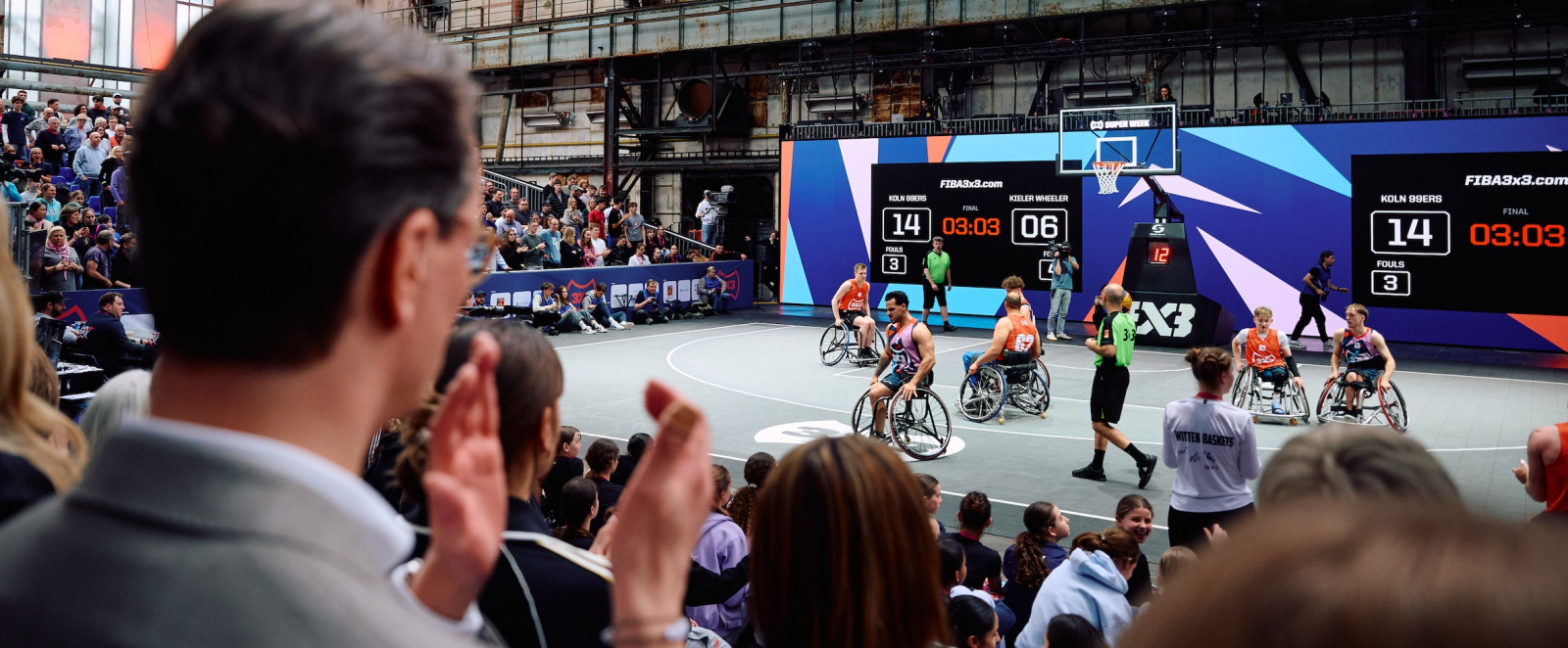 Hendrik Wüst auf der Tribüne bei einem 3x3 Wheelchair Match