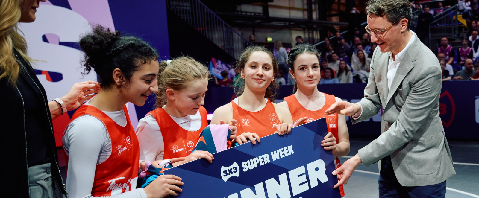 Ministerpräsident Wüst bei der Siegerehrung für junge 3x3-Spielerinnen