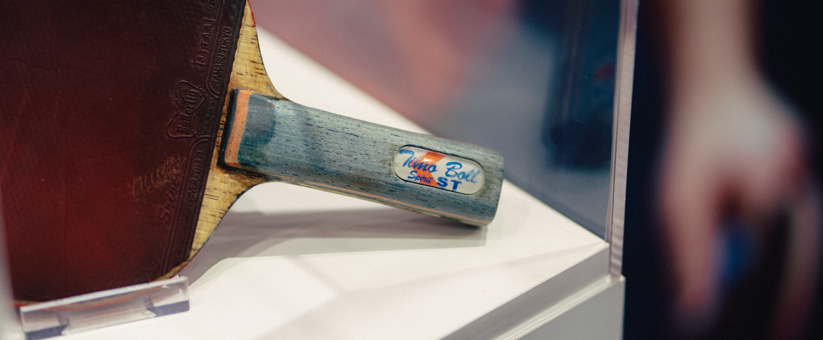 Tischtennisschläger von Timo Boll am NRW-Stand bei der ITB