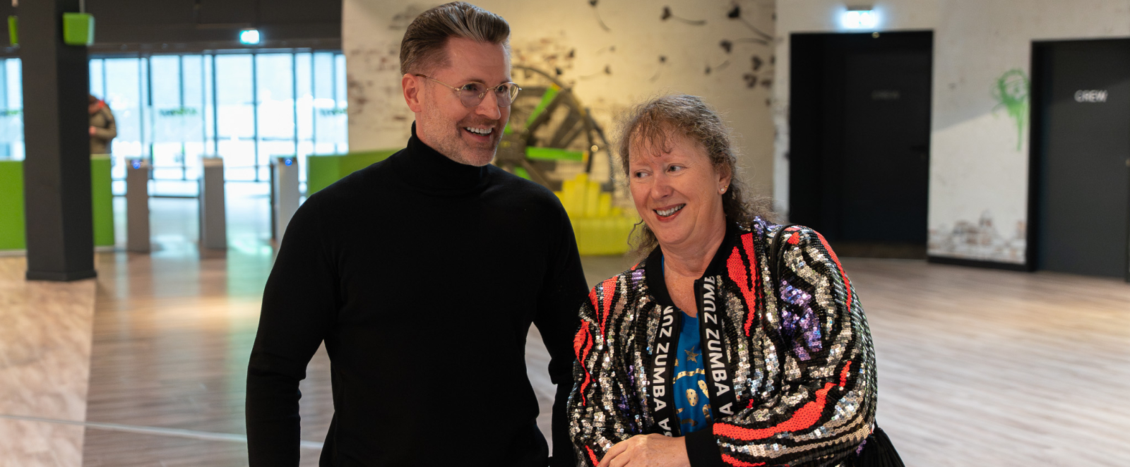 Andrea Milz und ein Mann in einem Fitnessstudio