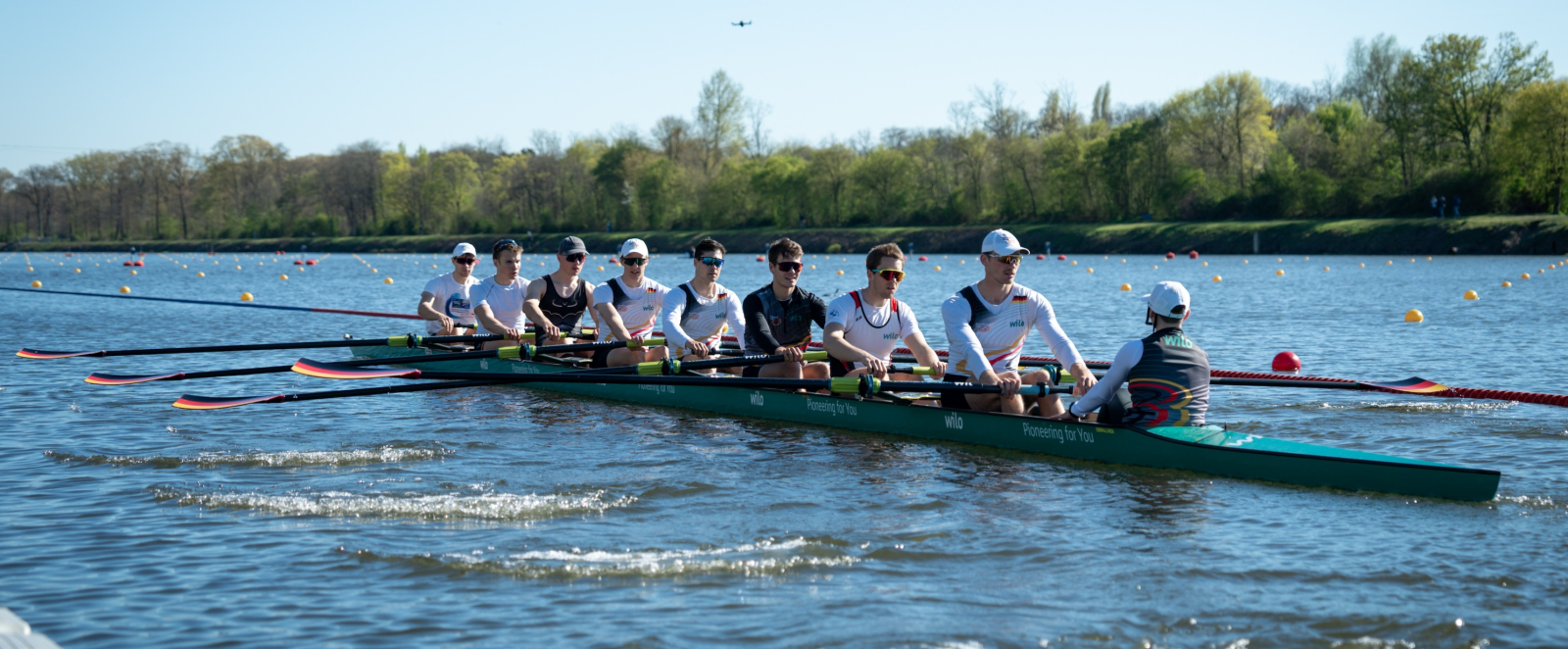 Achter-Ruderboot auf dem Wasser bei strahlend blauem Himmel