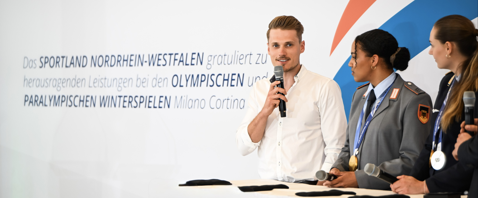 Sebastian Marburger am Mikrofon bei der Prämienverleihung