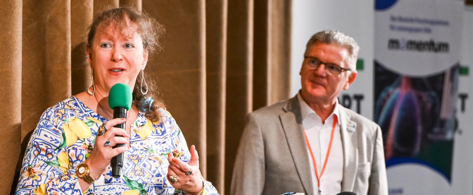 Andrea Milz spricht in ein Mikrofon, daneben Stefan Klett 