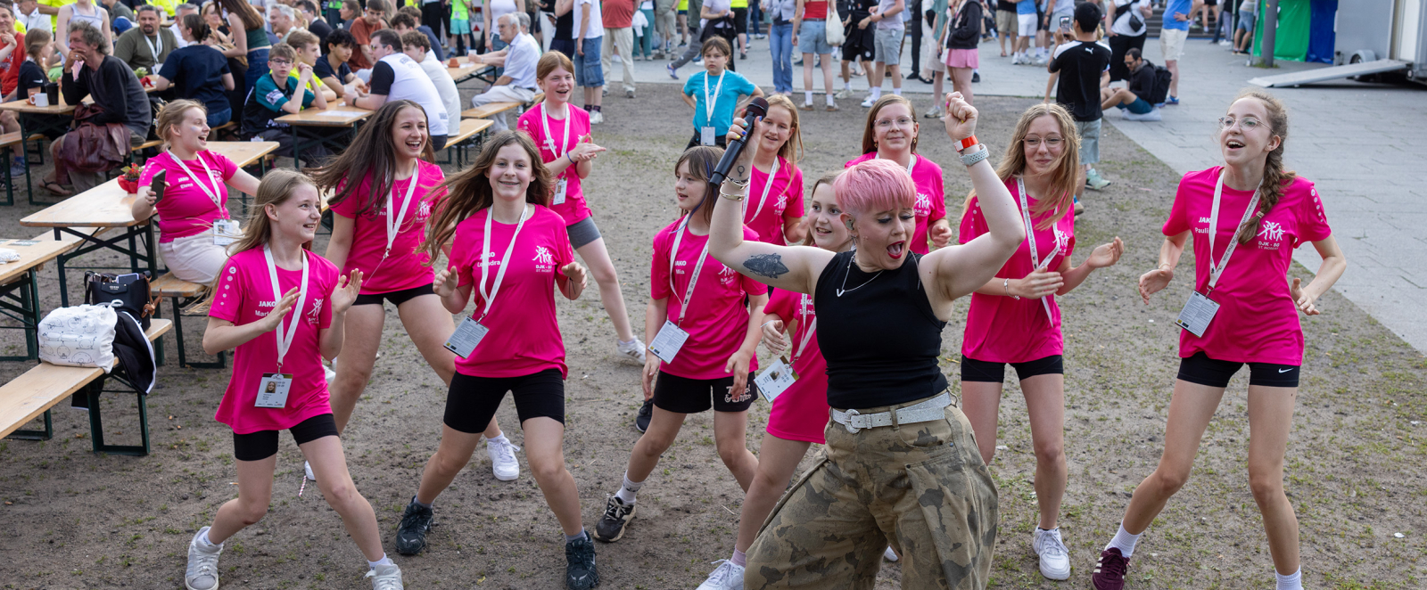 Junge Frauen in pinkfarbenen Outfits tanzen