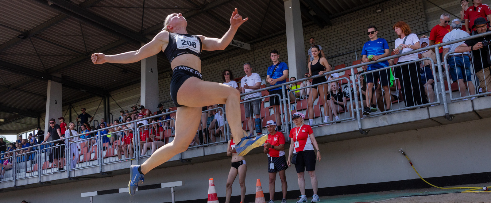 Weitspringern in einem Outdoor-Stadion beim Sprung in die Grube