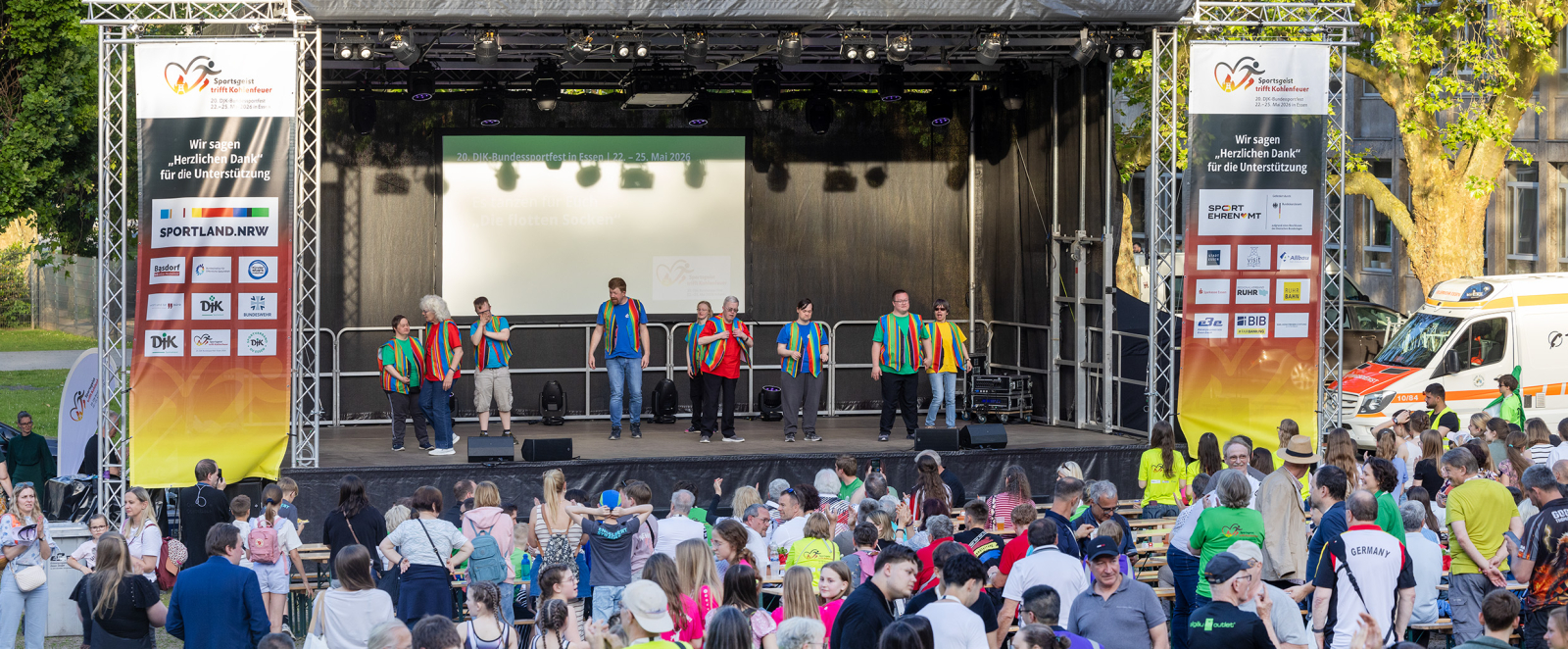 Blick auf die Bühne beim DJK-Bundessportfest mit vielen Menschen im Vordergrund