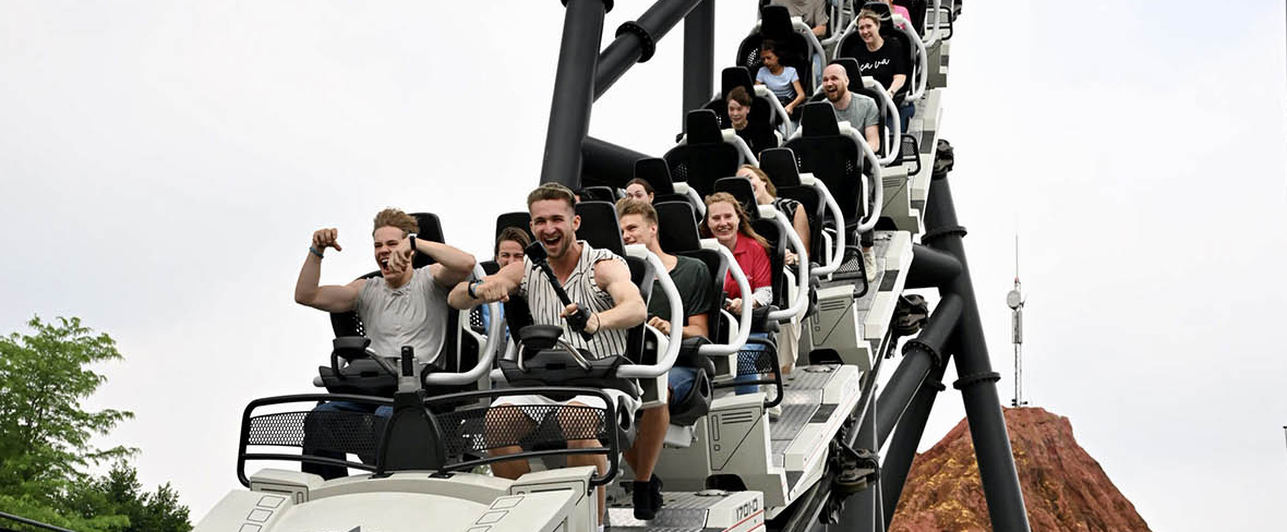 Mehere Wagen mit Personen auf einer Achterbahn