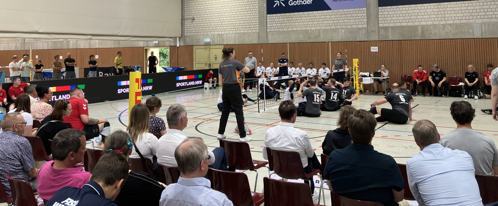 Sitzvolleyballer in einer Halle in Aktion