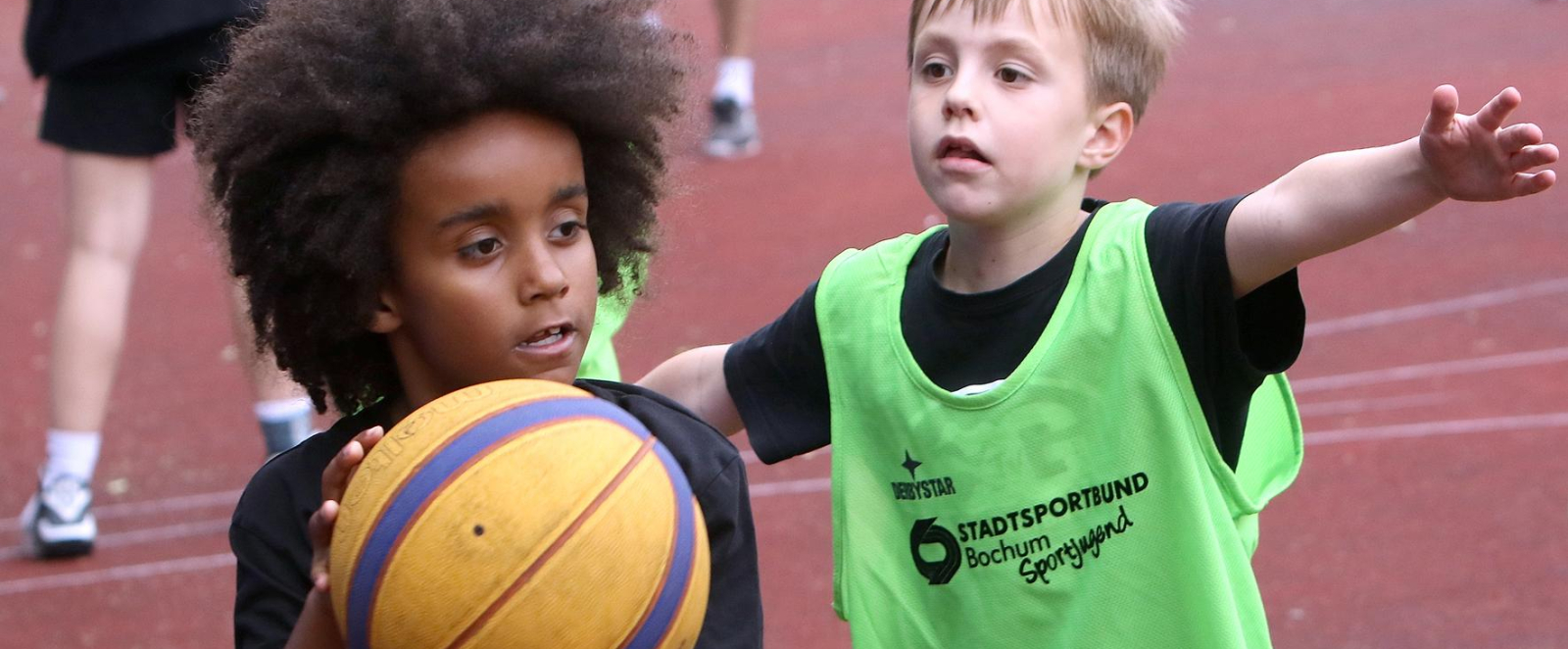 Zwei Jungen kämpfen um den Ball bei einem 3x3-Spiel