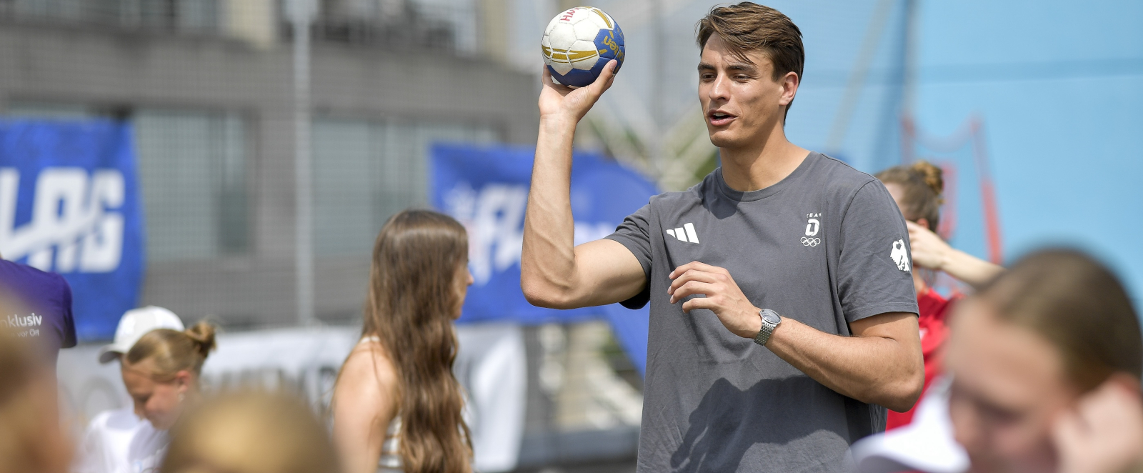 Julian Köster mit jungen Menschen beim Handballtraining