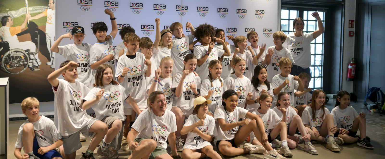 Gruppe von Kindern mit weißem T-Shirt "Olympic Day" im Museum