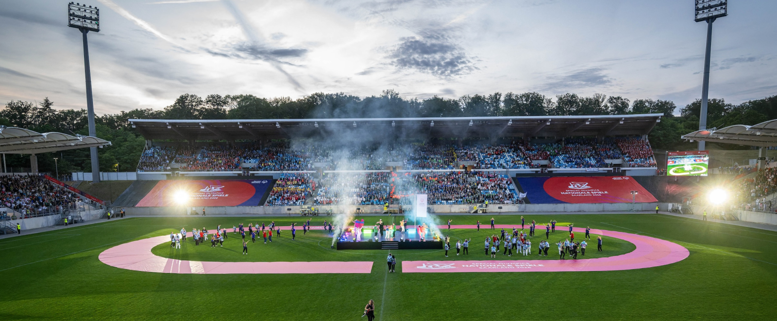 Blick auf ein Stadion in der Abenddämmerung, mit der Eröffnungsfeier der Special Olympics Saarland