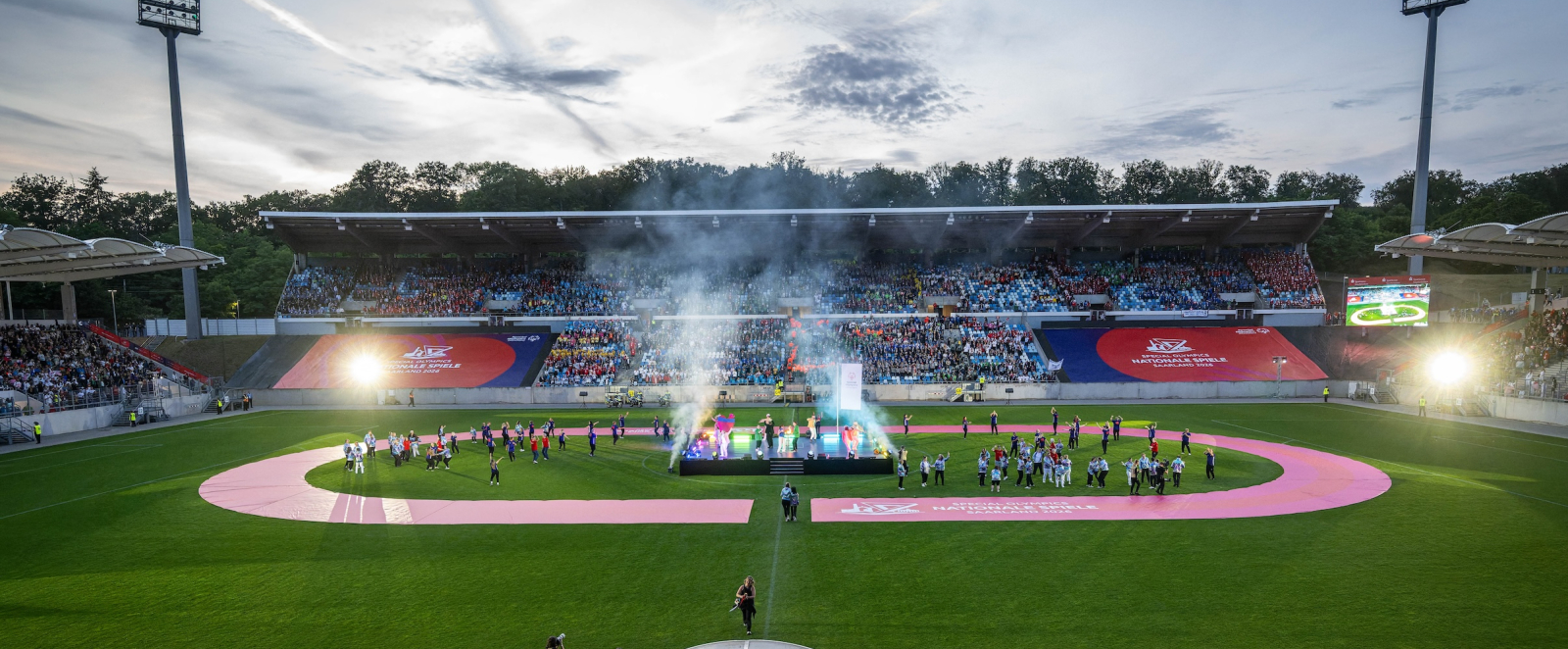 Blick auf ein Stadion in der Abenddämmerung, mit der Eröffnungsfeier der Special Olympics Saarland