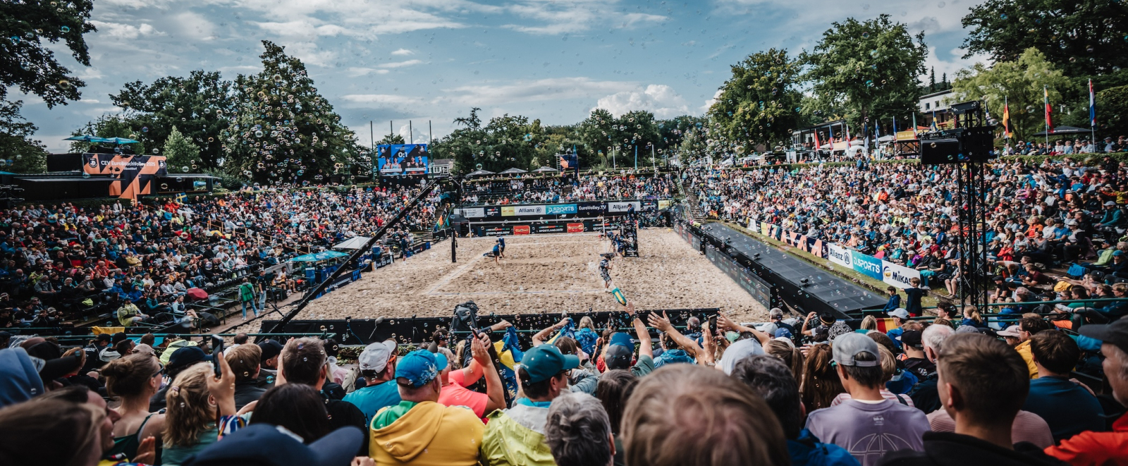 Blick auf die Tribünen beim Beachvolleyball im Düsseldorfer Rochusclub