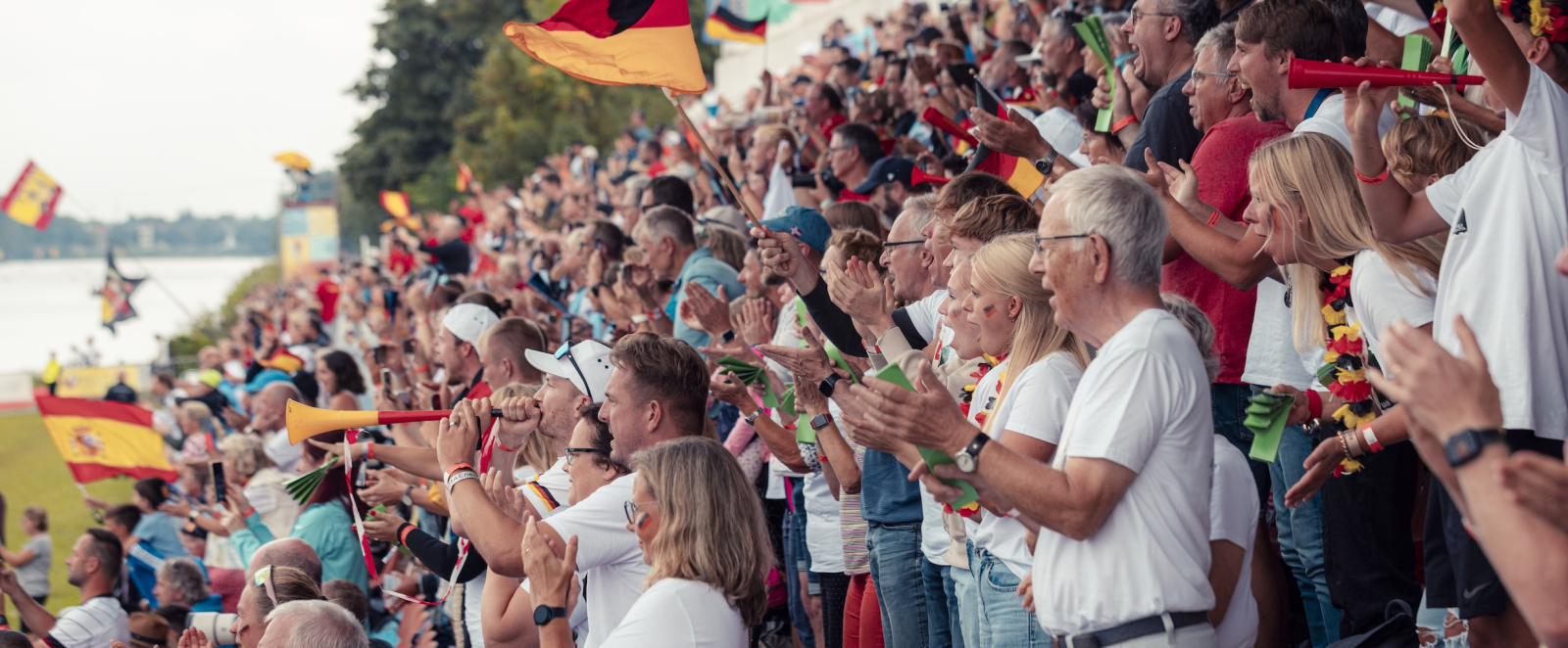 Voll besetzte Zuschauertribüne an der Wedau
