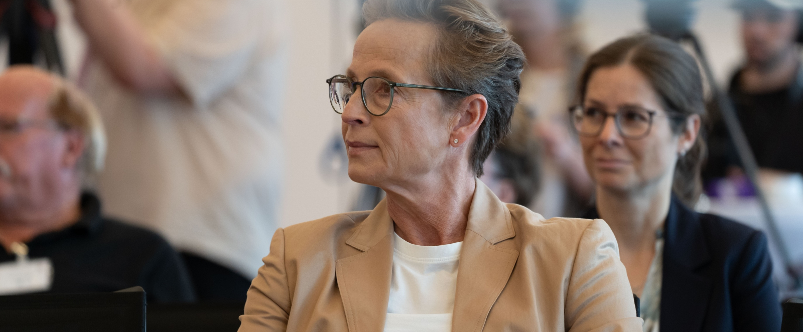 Isabell Werth in beigem Anzug und weißem Shirt bei einer Pressekonferenz