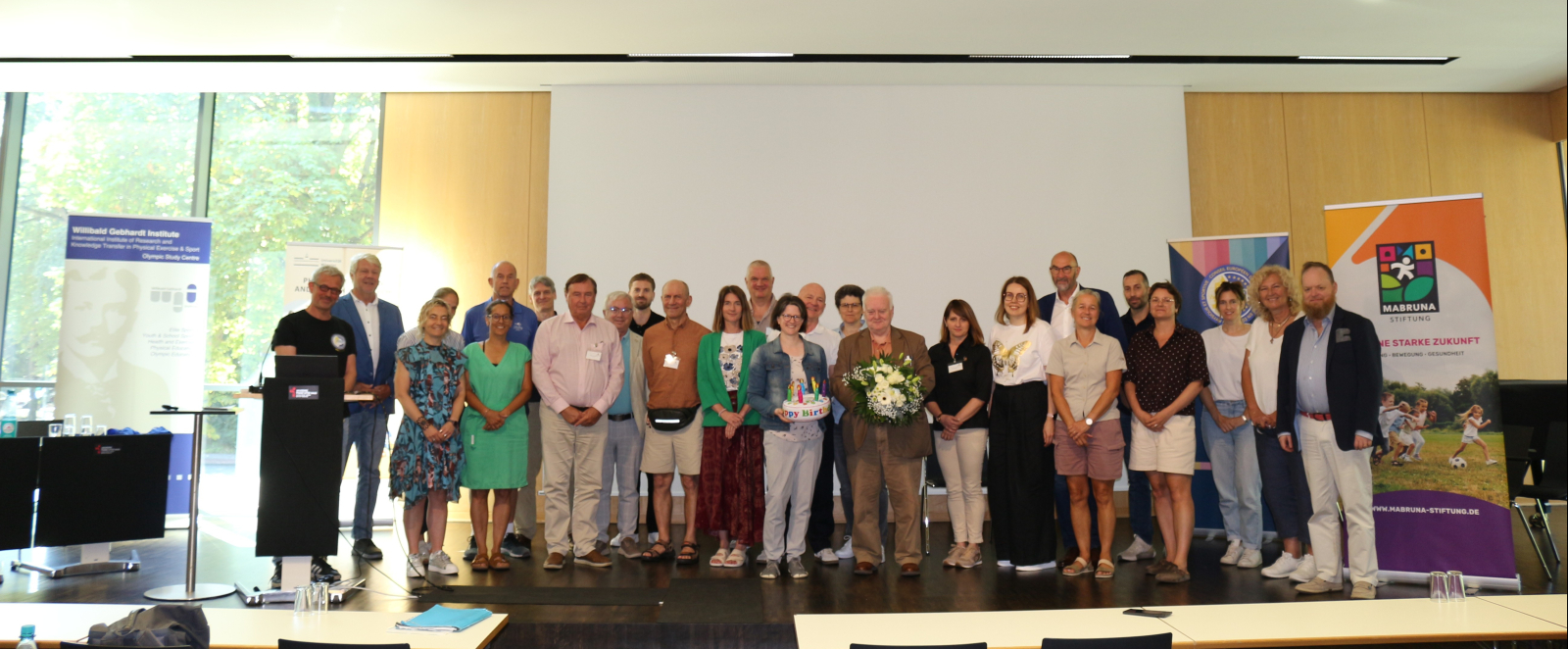 Im Rahmen eines Summits wurde mit anderen Besucherinnen und Besuchern der langjährige CEREPS-Präsident Prof. Dr. Roland Naul feierlich verabschiedet