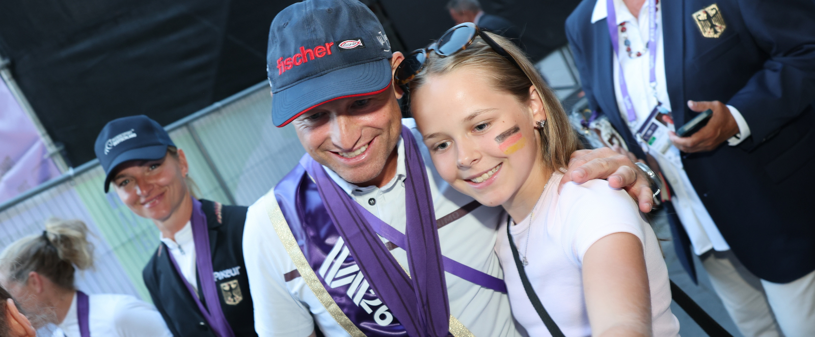 Reiter und ein junges Mädchen machen ein Selfie