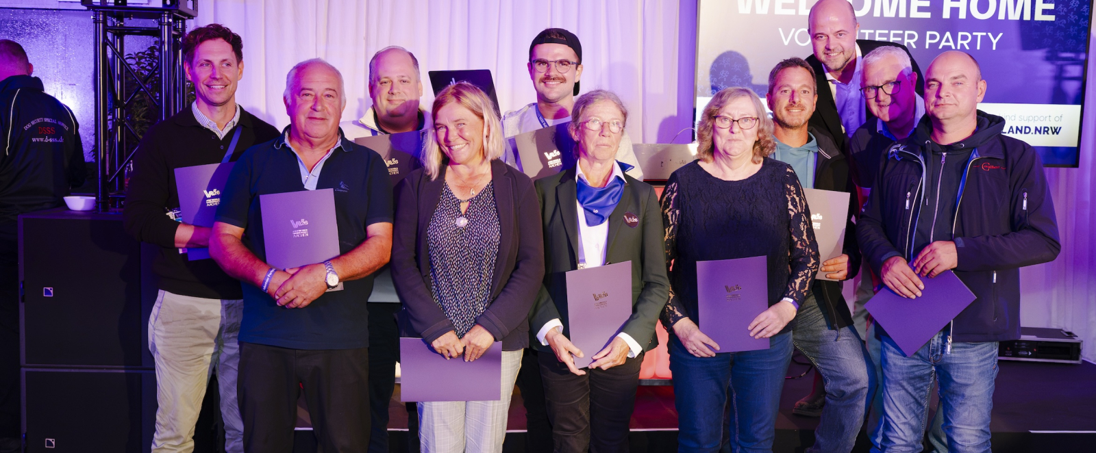 Gruppe von Menschen, die Urkunden in der Hand halten
