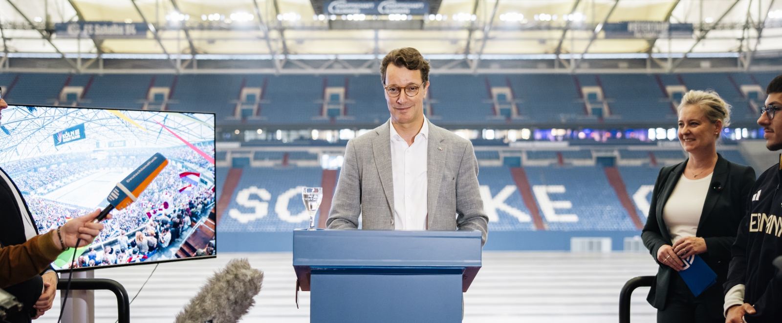 Ministerpräsident Wüst bei einer Rede in der veltins Arena