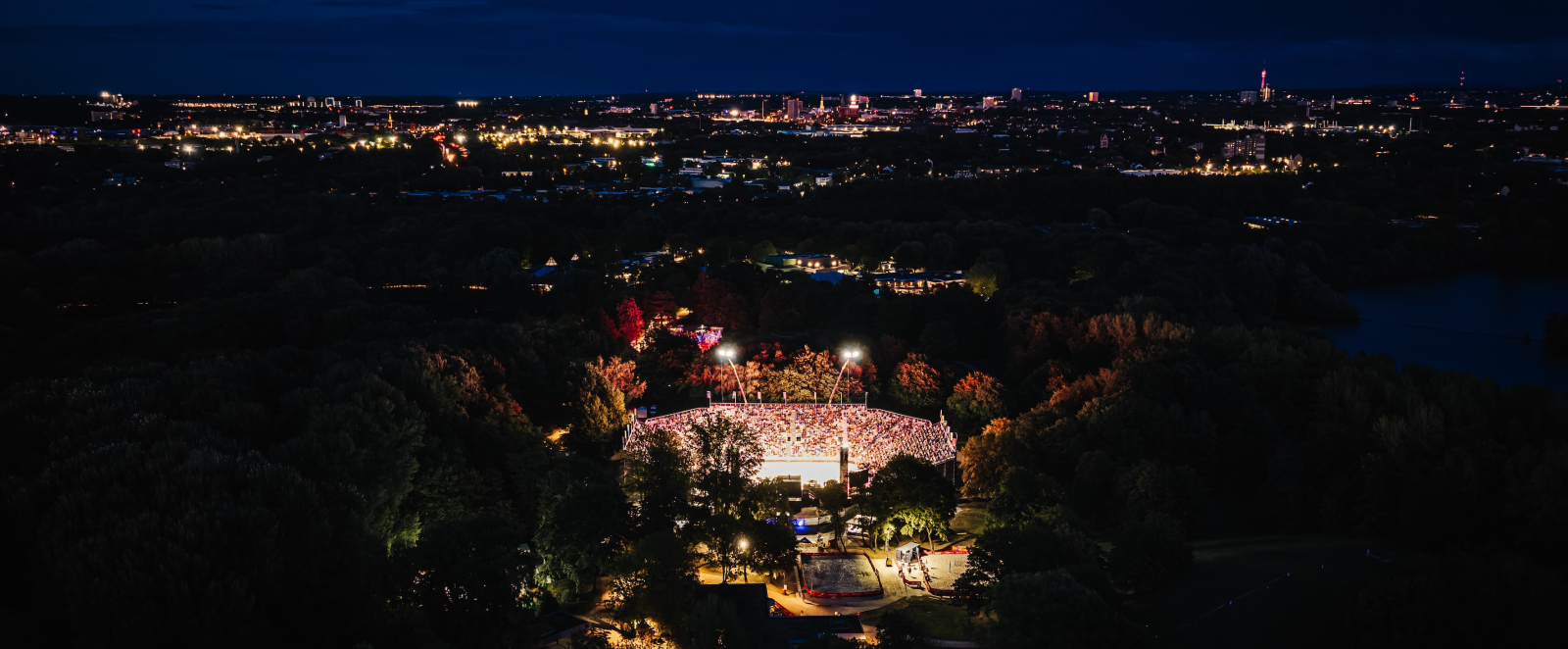 Das Stadion von oben bei Nacht