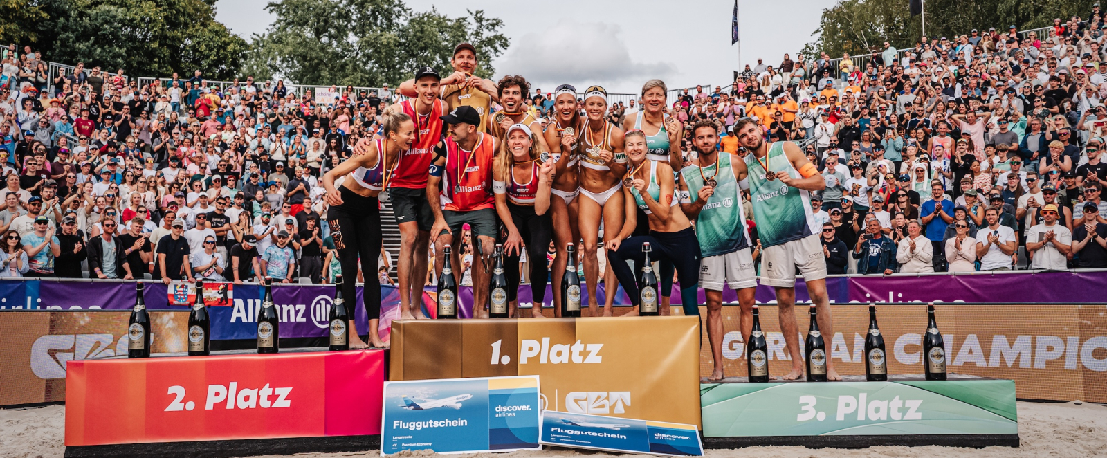 Alle Medalliengewinner*innen auf einem Foto