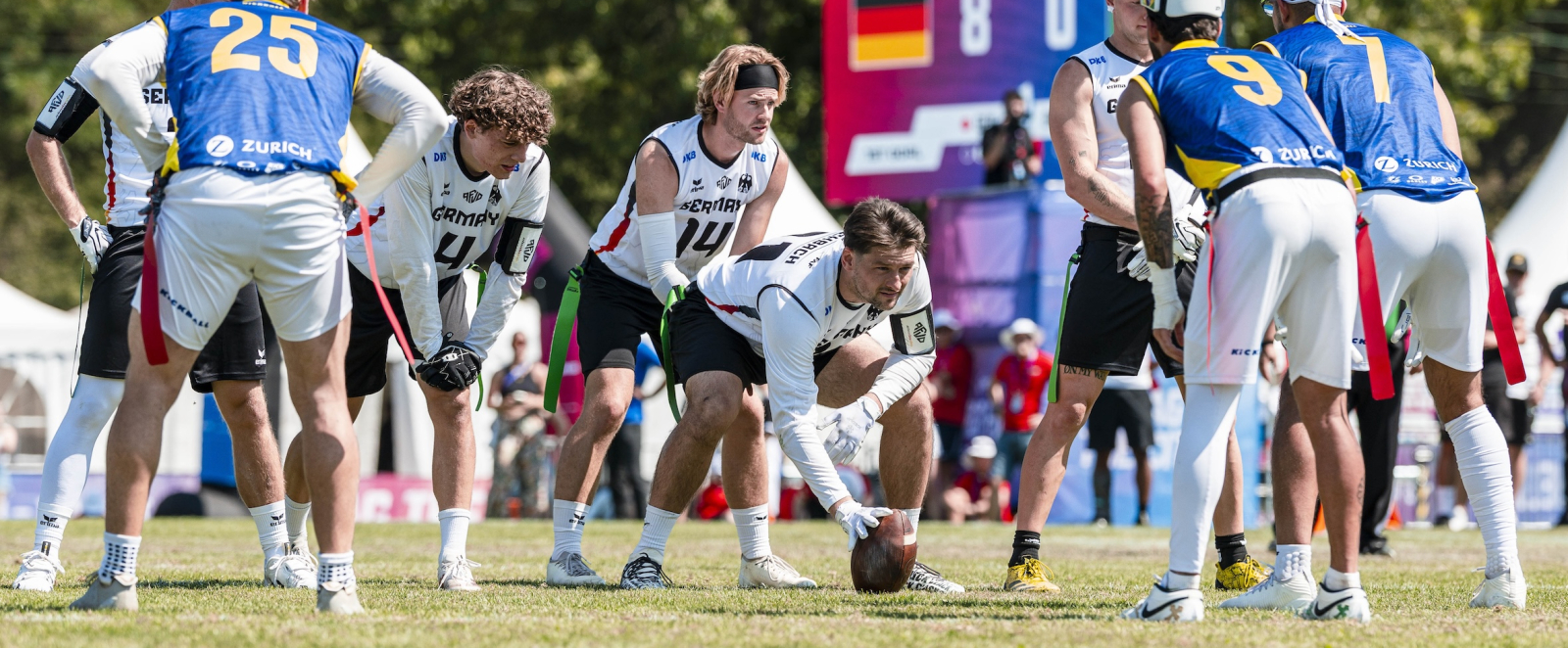 FlagFootball spieler mit einem Football