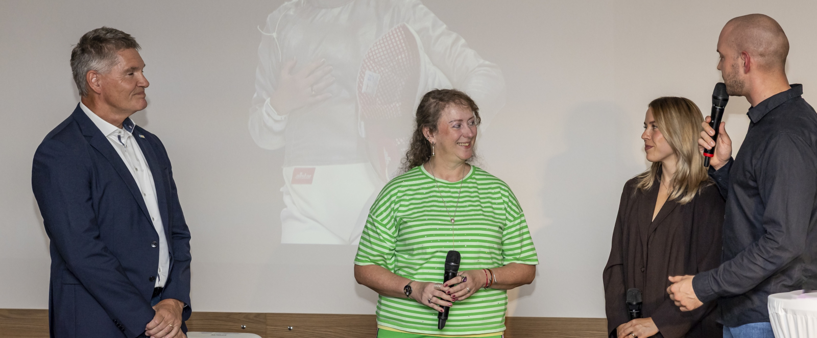 Andrea Milz in grüner Bekleidung neben Larissa Eifler sowie zwei Männern