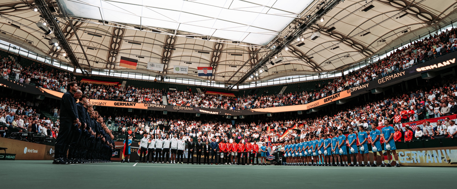 Blick auf den Center Court beim Davis Cup in Halle/Westfalen mit den beiden Teams