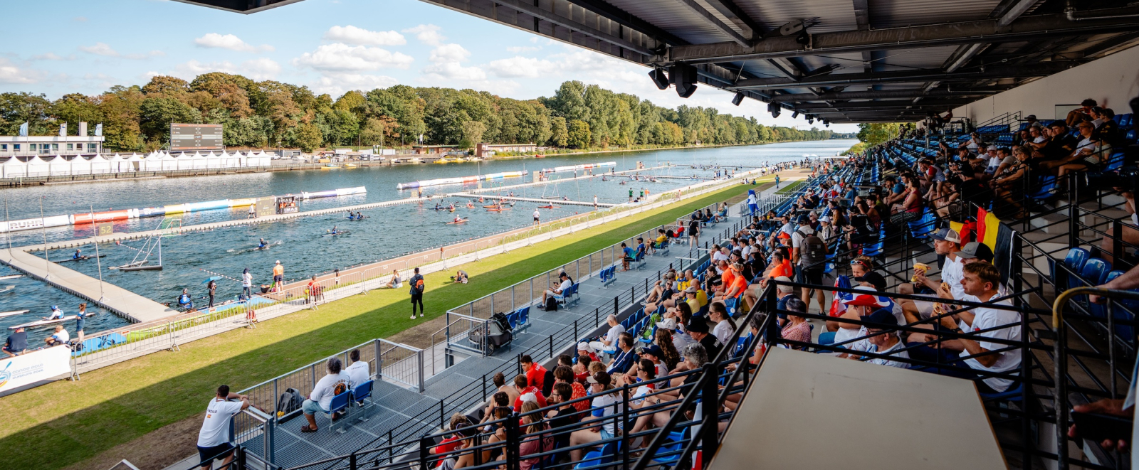 Blick auf die Regattabahn in Duisburg mit der Tribüne rechts