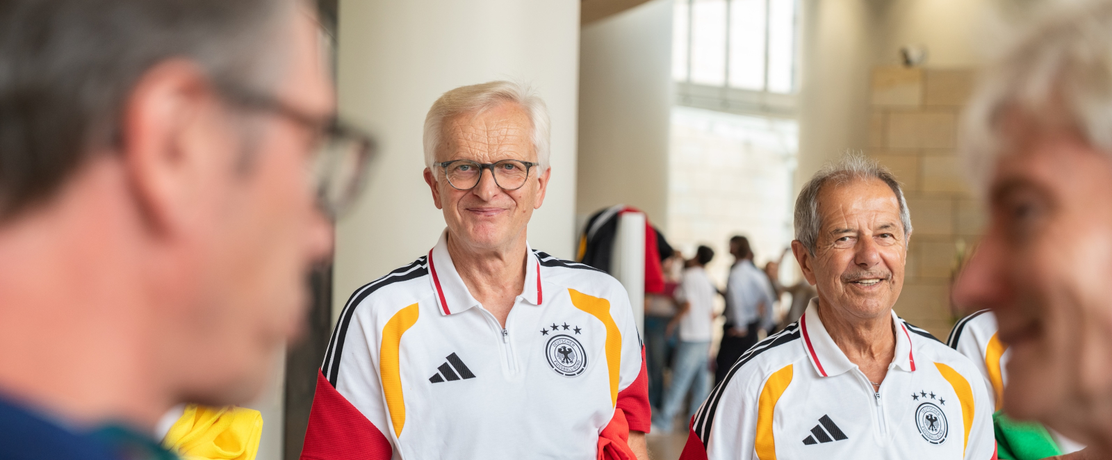 Zwei Ü70/Ü75-Fußballspieler in ihren Trikots