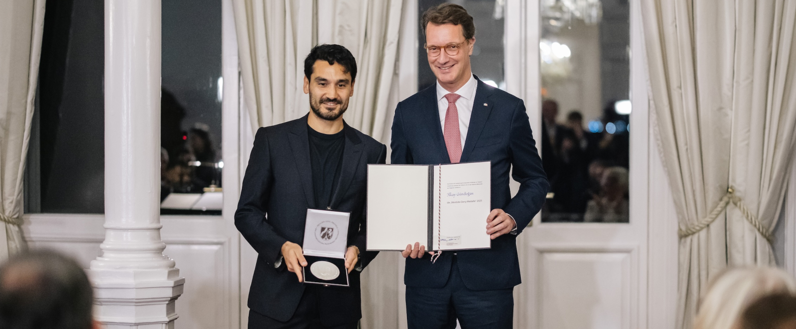 Ministerpräsident Wüst und Ilkay Gündogan bei der Übergabe der Medaille